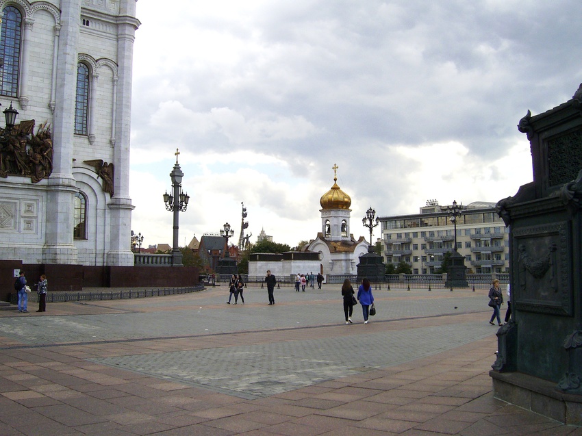 Москва - У храма Христа Спасителя