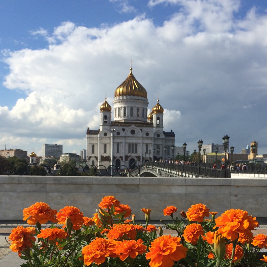 Москва - Вид на храм Христа Спасителя и Патриарший мост