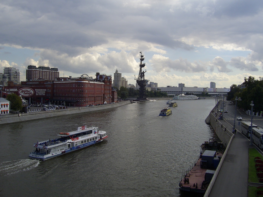 Москва - Вид с Патриаршего моста на памятник Петру I