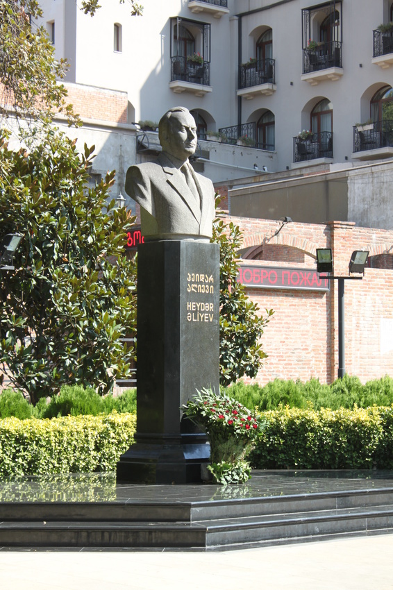Тбилиси. Памятник Гейдару Алиеву.