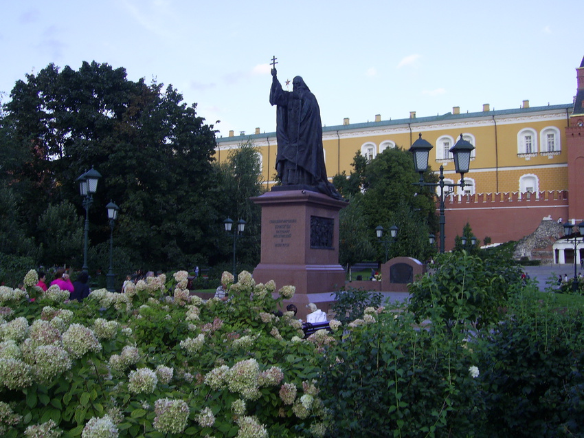Москва - Памятник Патриарху Гермогену в Александровском саду