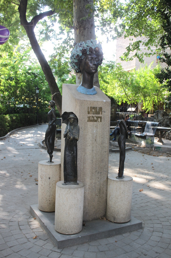 Тбилиси. Памятник актрисе Софико Чиаурели.