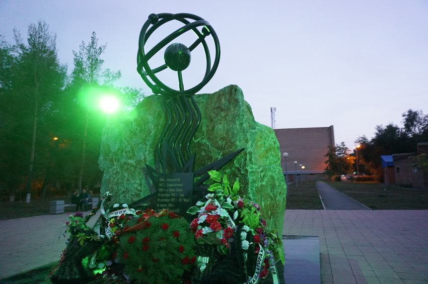 В сквере на улице Васнецова.