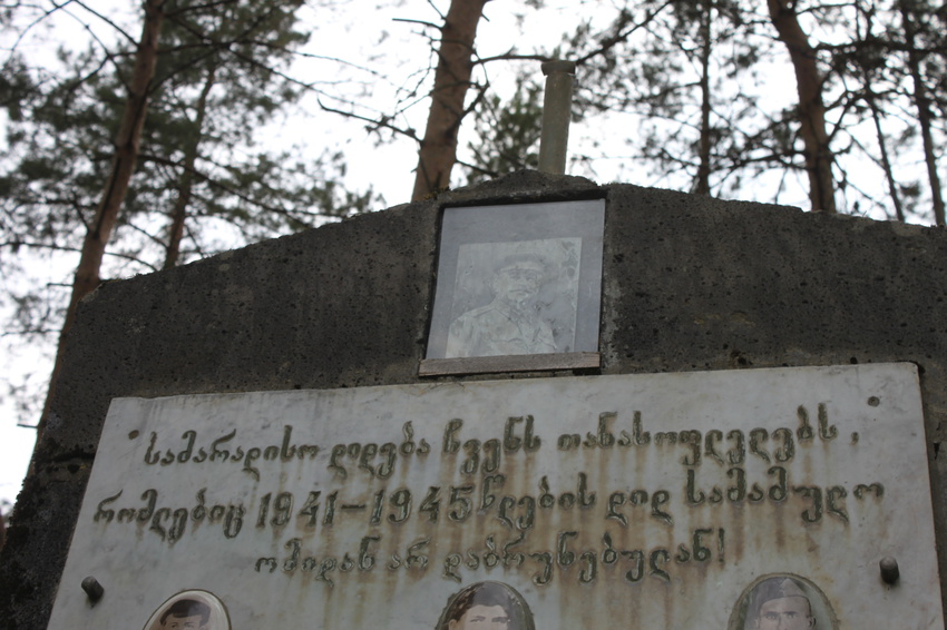 Садгери. Памятник воинам-священникам, погибшим на Великой Отечественной войне.
