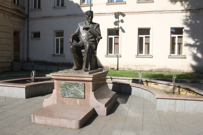 Кутаиси. Памятник Евфимию Такаишвили.