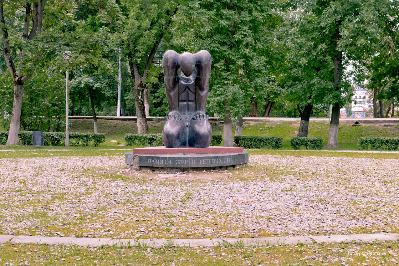 Улица Советская. Памятник жертвам репрессий близ бывшего здания НКВД (ныне ТГМУ).