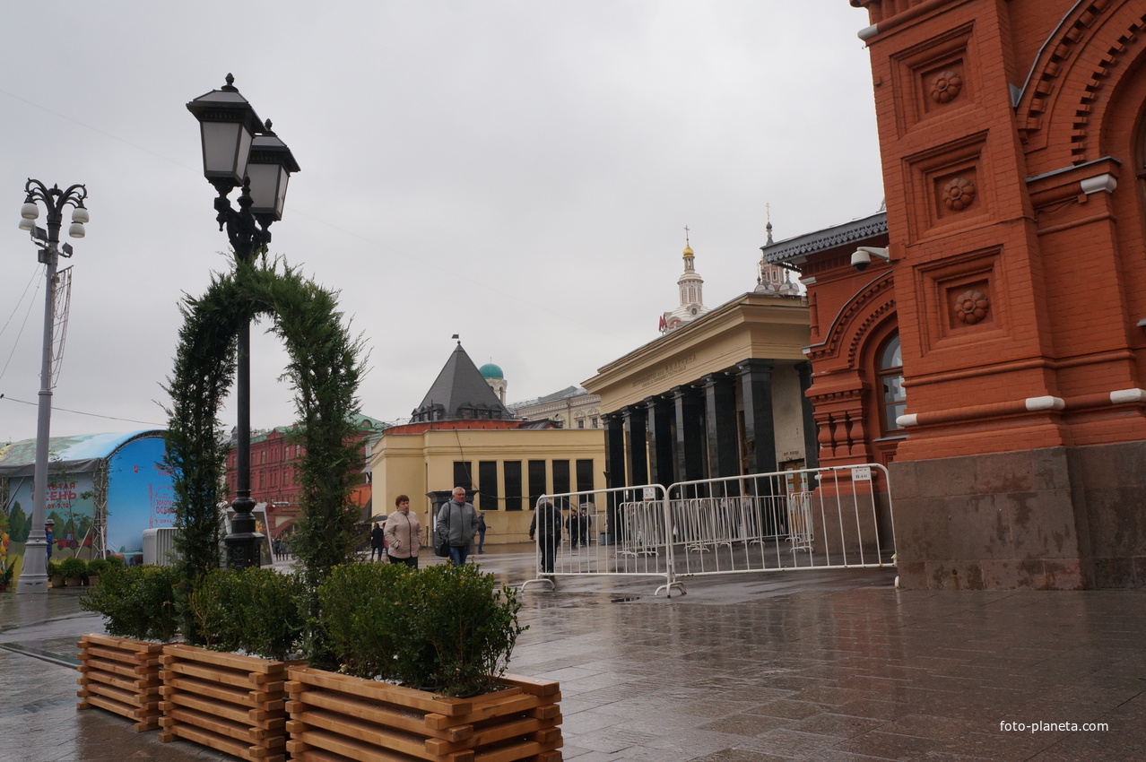 Станция метро Площадь Революции и Театральная (Свердлова) площадь