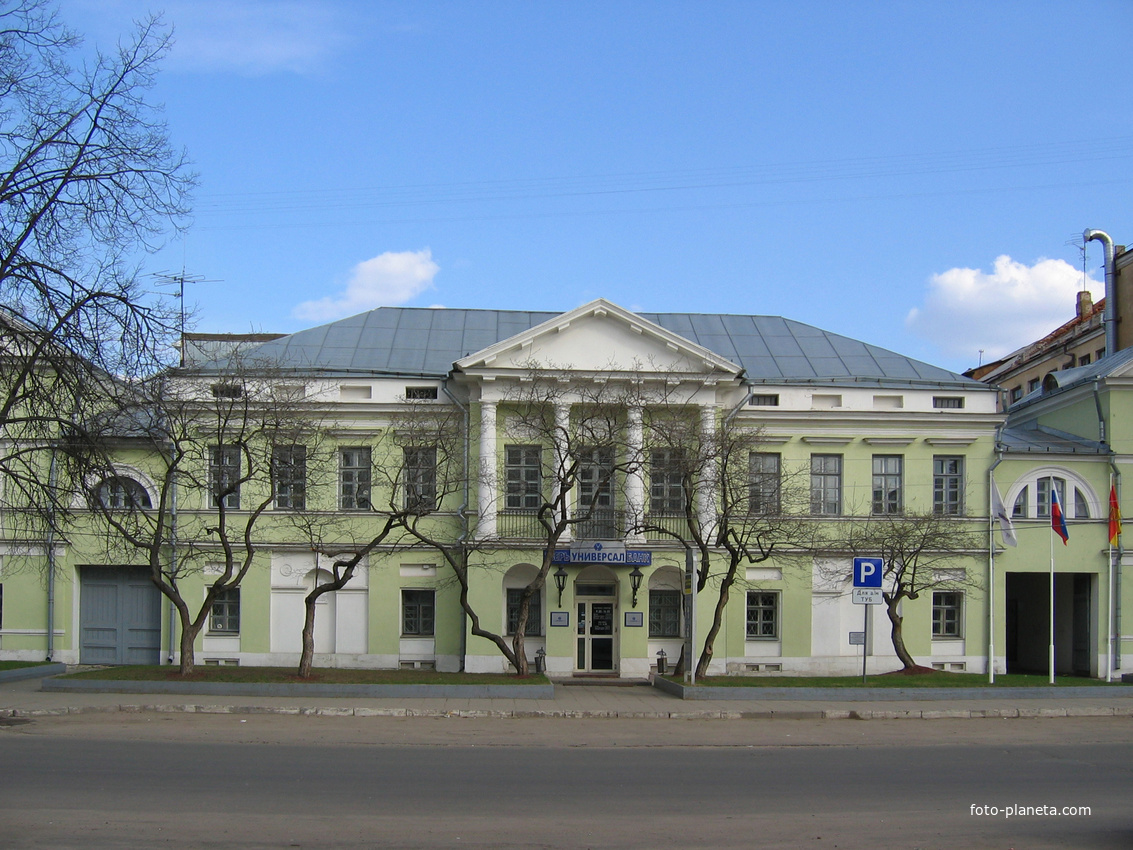Здание банка на месте гостиницы Гольяни.