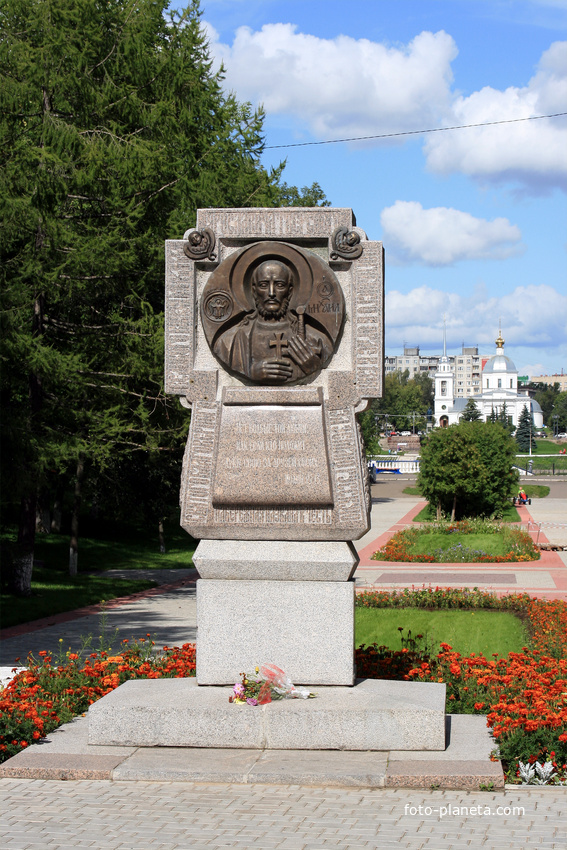 Поклонный крест Михаилу Тверскому в Городском саду. 2001 г.