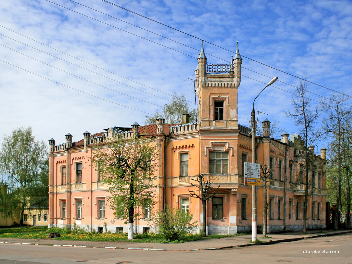 Перекресток улиц Крылова и Салтыкова-Щедрина.  Бывшая Аваевская богадельня (1880-е годы).