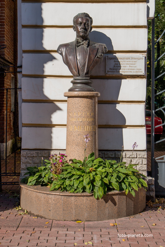 Улица Трехсвятская. Памятник Лемешеву.