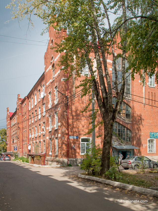 Улица Спартака. Казармы Рождественской мануфактуры П.В. Берга.