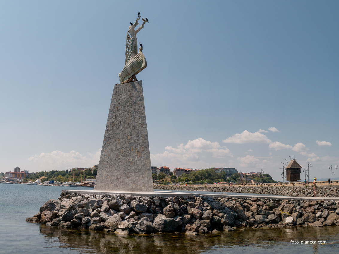 Старый город. Памятник Св. Николаю, покровителю моряков.