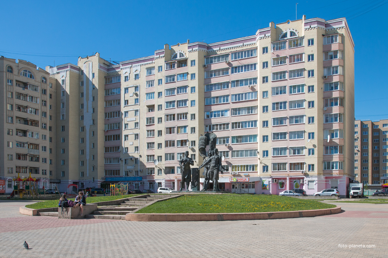 Памятник Договор Тысяч. Проспект Калинина.
