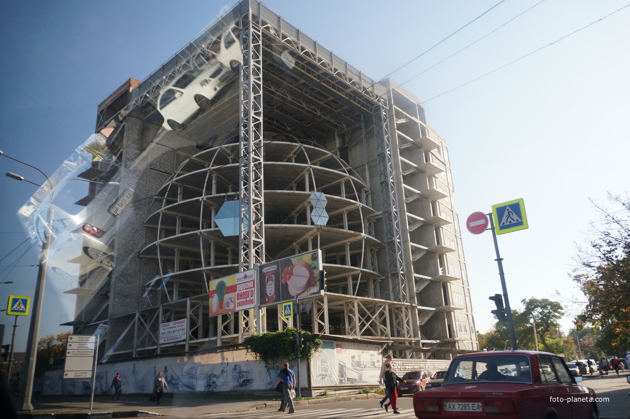 Строящийся ТЦ Шар в кубе около ЖД вокзала Харьков-Левада