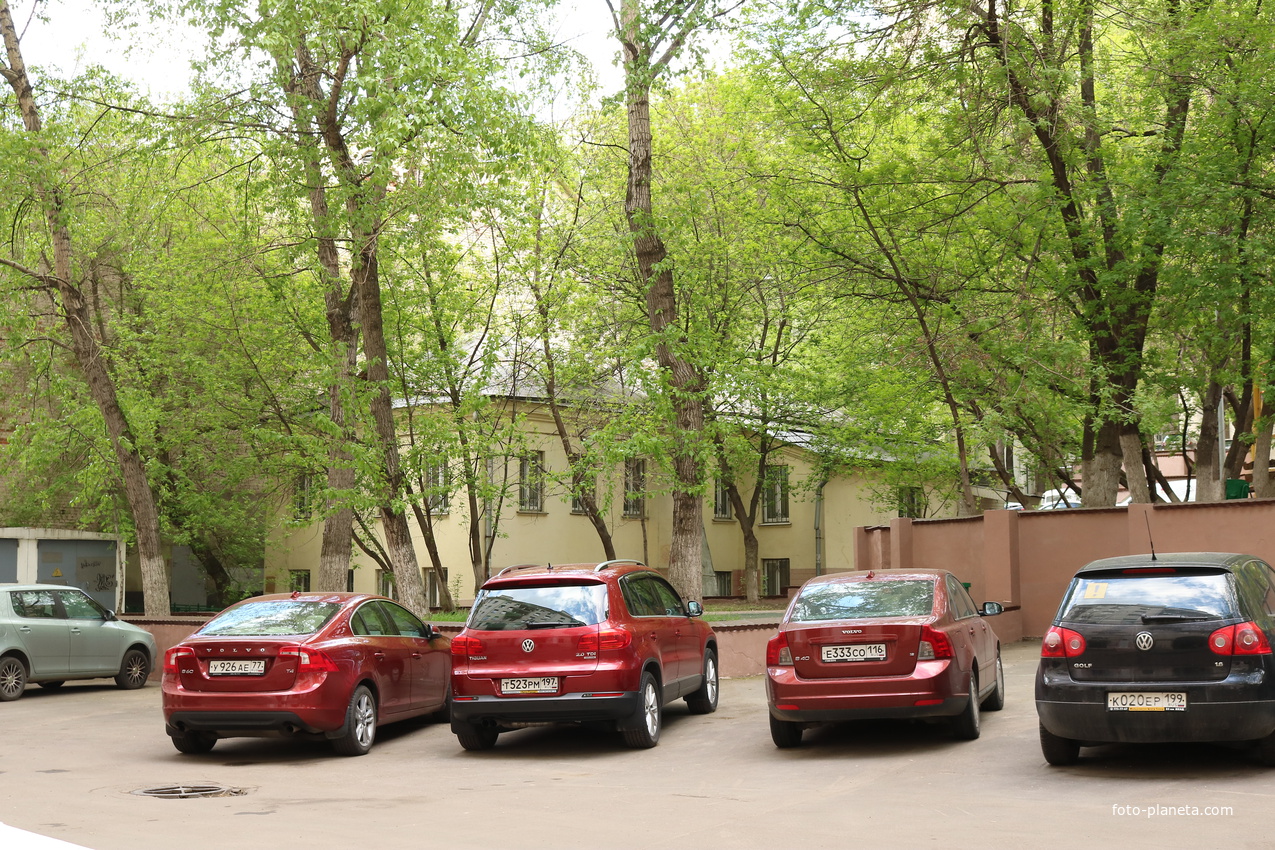 Гончарная набережная, 3, во дворе