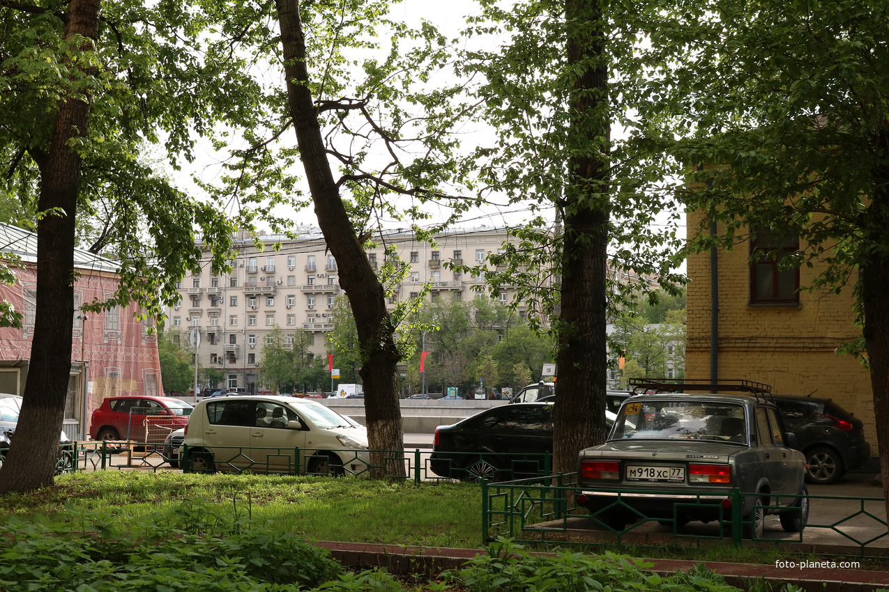 Гончарная набережная, 3, сквер