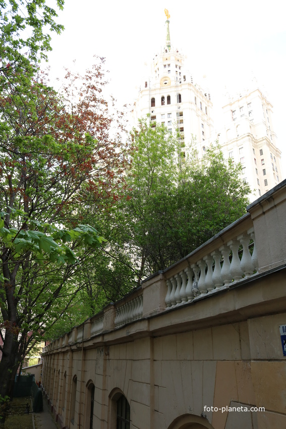 Высотка на Котельнической набережной, гаражи