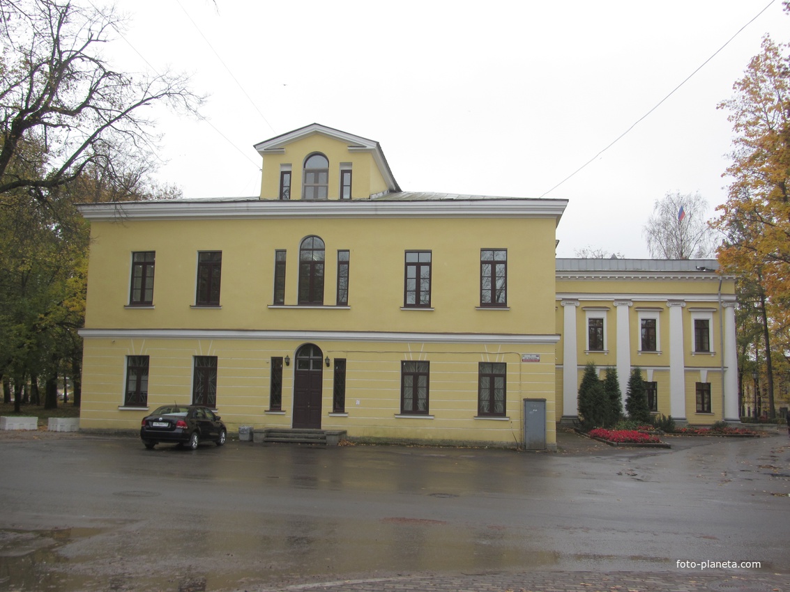 Здание администрации Гатчинского района