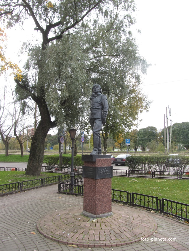 Памятник первому русскому летчику Михаилу Никифоровичу Ефимову