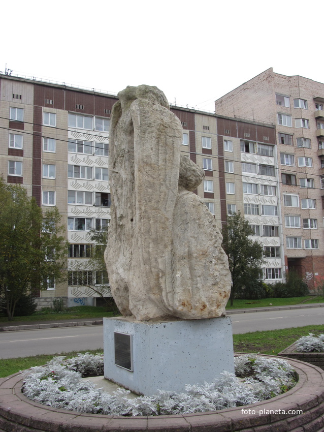 Гатчина, мкрн Аэродром, ул Авиатриссы Зверевой,  скульптура из бетона &quot;Дедал и Икар&quot;