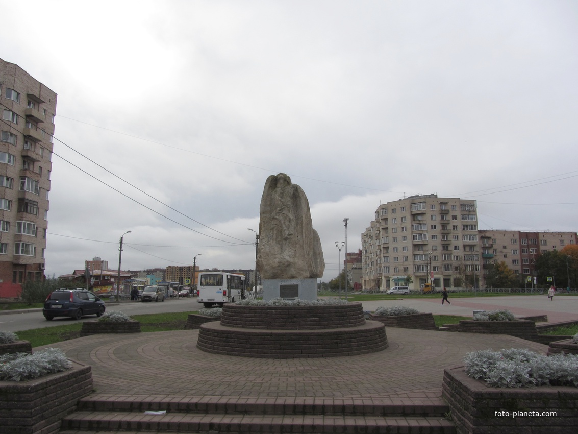 Гатчина, мкрн Аэродром, ул Авиатриссы Зверевой,  скульптура из бетона &quot;Дедал и Икар&quot;