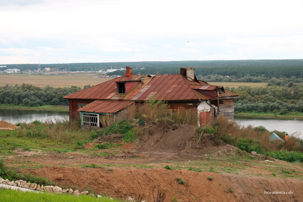Улица Коммуны, страрый, заброшенный дом у Оки