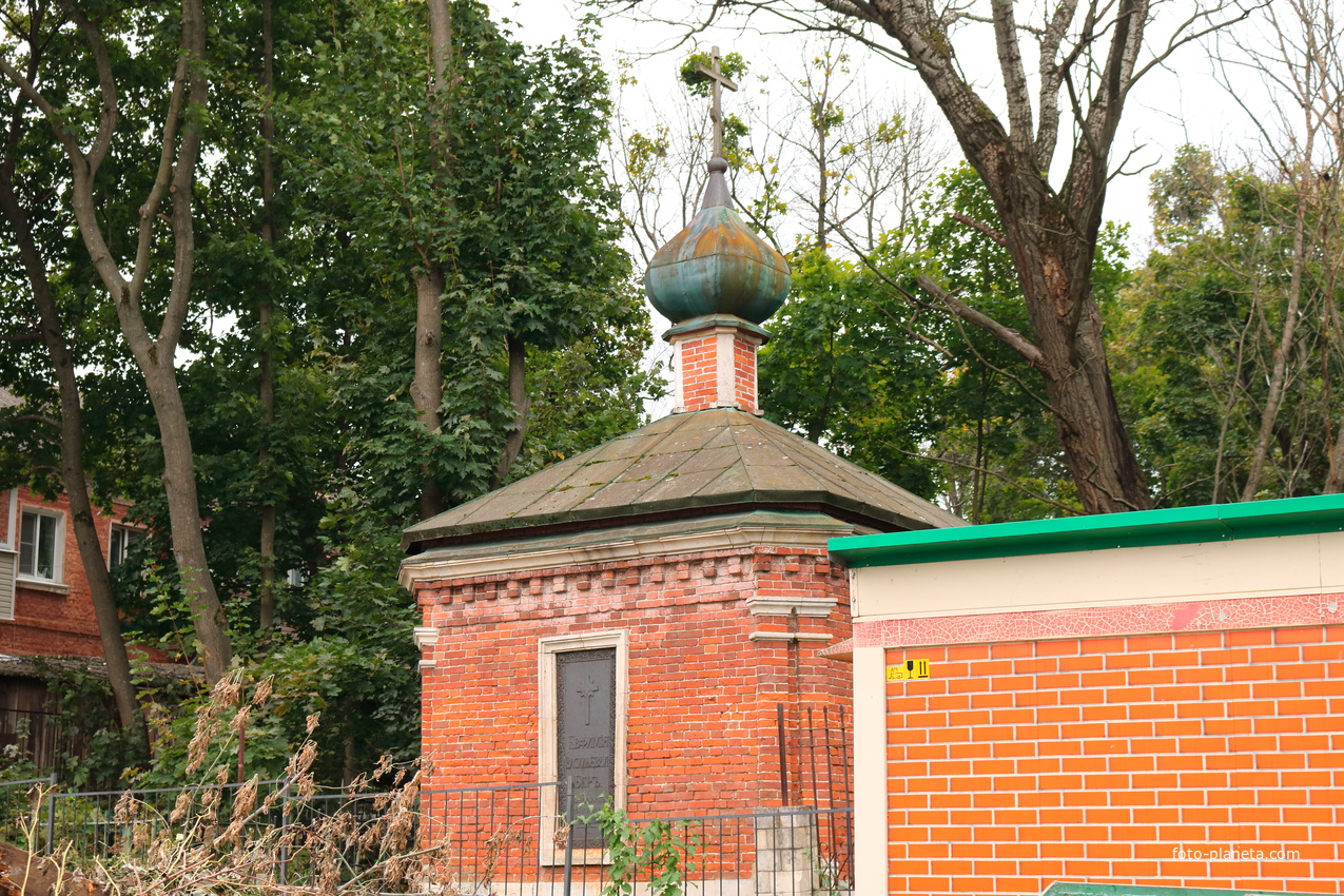 Фамильный склеп-часовня на городском кладбище