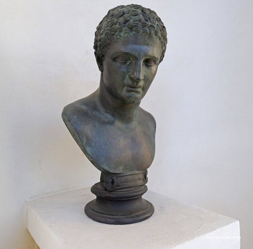 Павловский дворец. Скульптура Клаудио Марцеллия