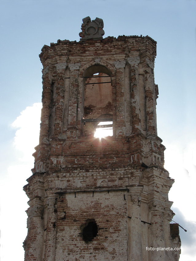 Колокольня разрушенной церкви Троицы Живоначальной. 12 мая 2009 года