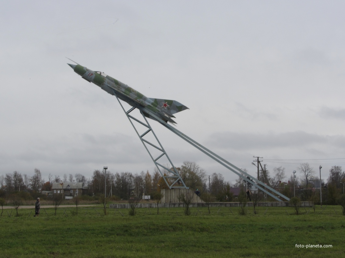 Памятник самолету МиГ-21