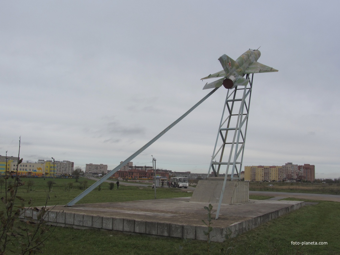 Памятник самолету МиГ-21 на ул. Сандалова