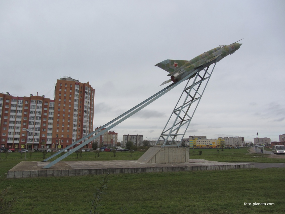 Памятник самолету МиГ-21 на ул. Сандалова