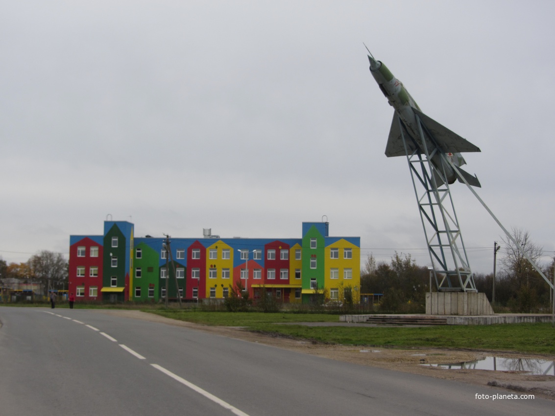 Памятник самолету МиГ-21 другой ракурс