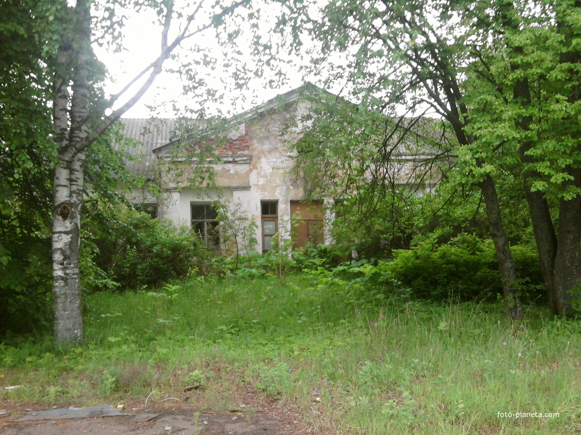 Лутовёнка, старая  школа, 1956 года  постройки.