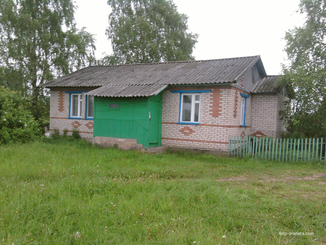 Лутовёнка, здание  отделения  по  работе  с  населением  Любницкого  сельского  поселения