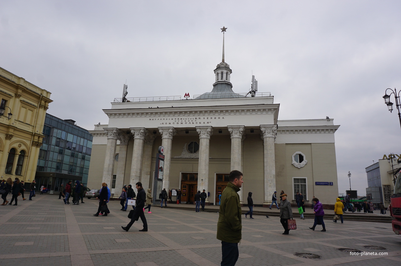 Станция метро Комсомольская.