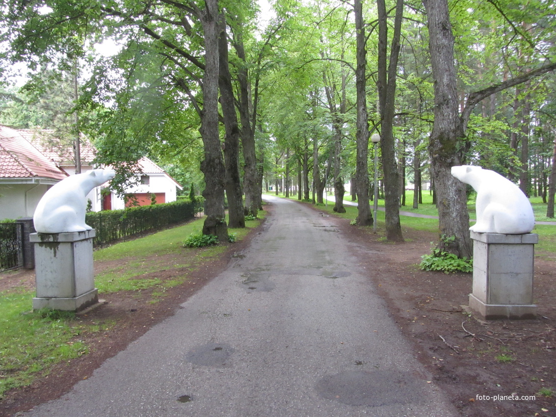 Белые медведи (новодел) встречают и провожают туристов