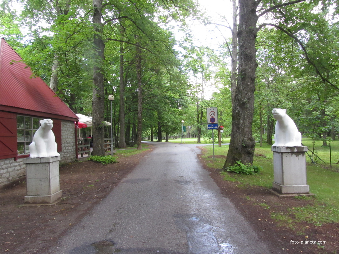 Белые медведи (новодел) встречают и провожают туристов