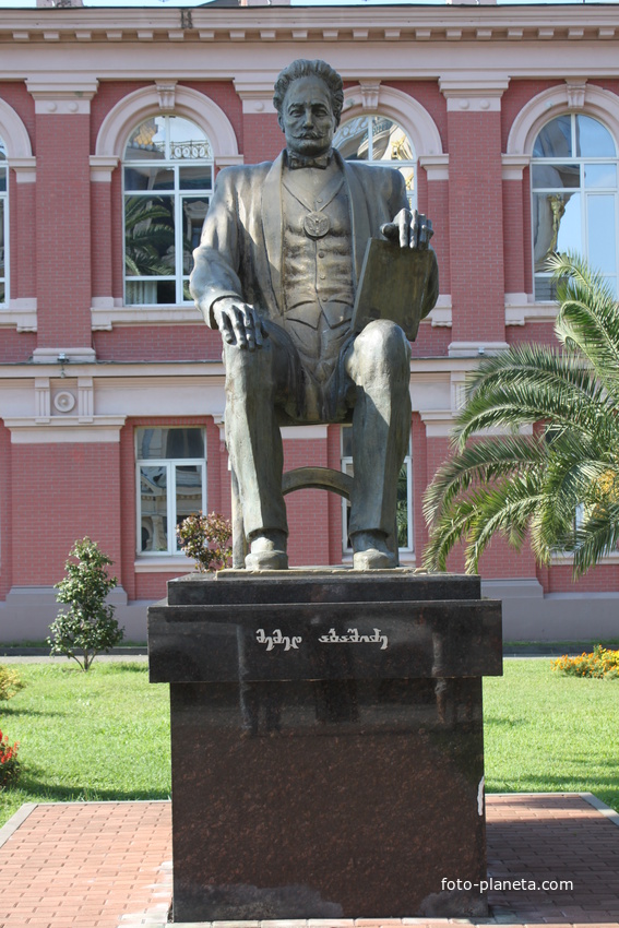 Батуми. Памятник Мемеду Абашидзе.