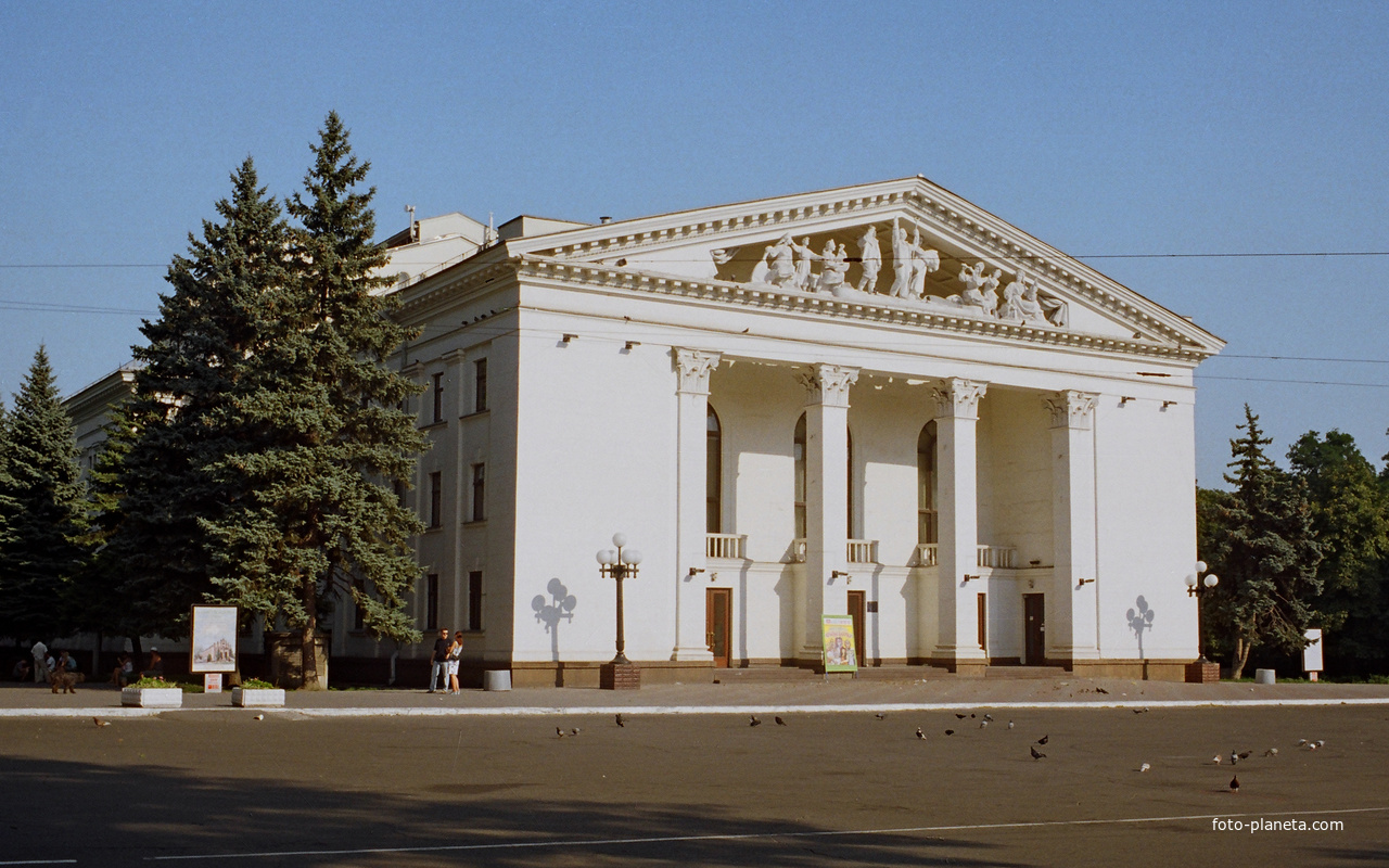 Мариуполь (бывший Жданов). Драматический театр.  7 августа 2005 года.