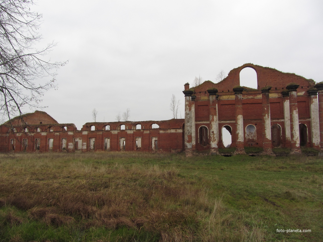 Селищи, развалины Аракчеевских казарм