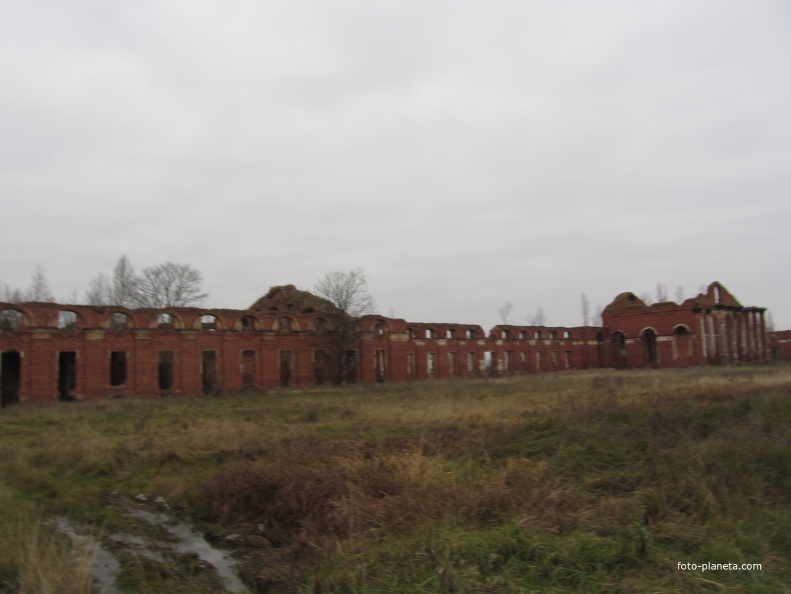 Селищи, развалины Аракчеевских казарм