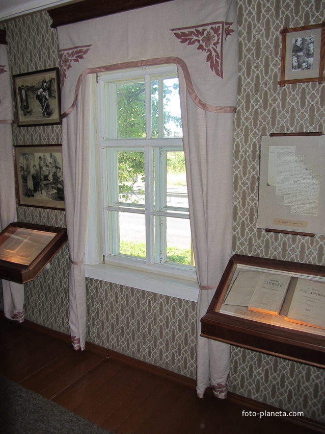 Экспонаты в интерьерах дом -музея  Г. И. Успенского в Сябреницах