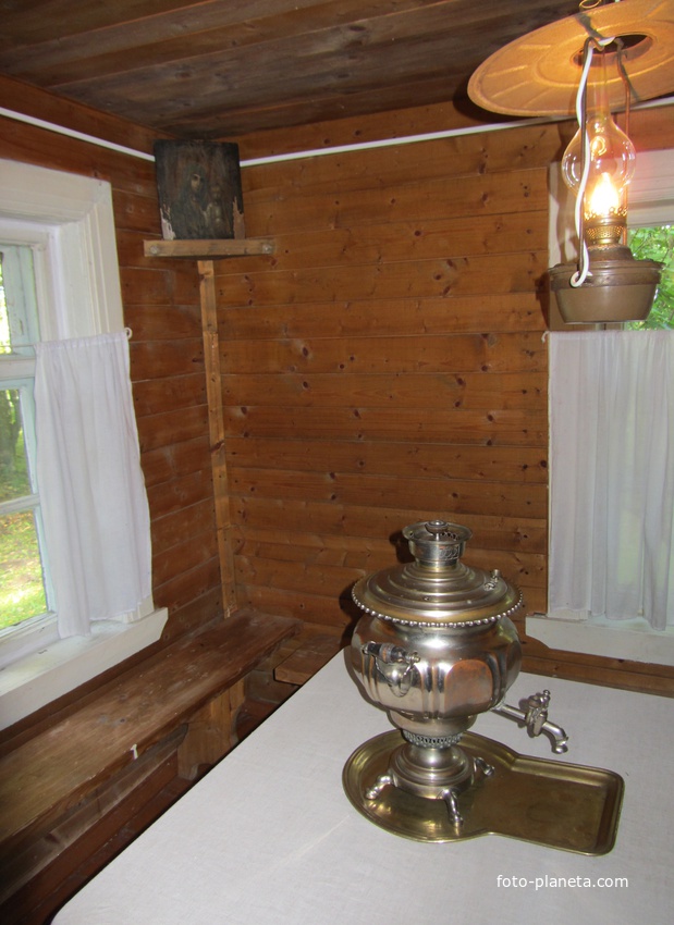 Экспонаты в интерьерах дом -музея  Г. И. Успенского в Сябреницах