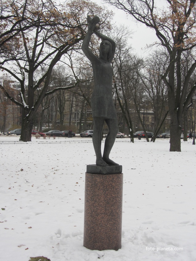 Скульптура - &quot;Девочка с птичкой&quot; в Александровском парке