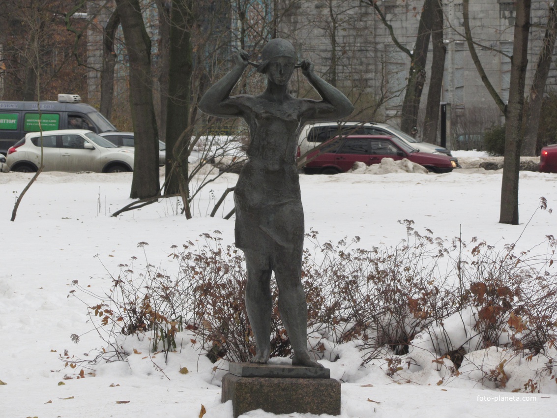 Скульптура - &quot;Девочка, повязывающая косынку&quot; в Александровском парке