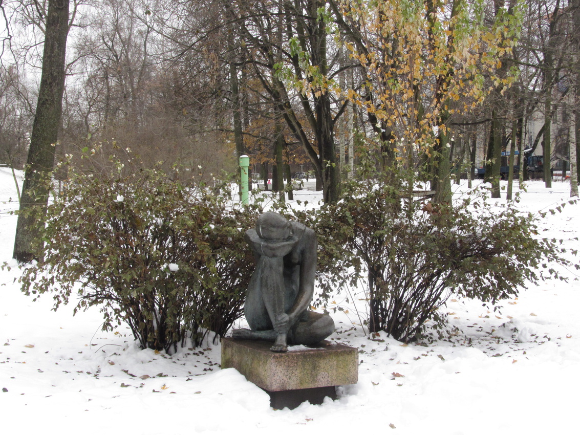 Скульптура - &quot;Алёнушка&quot; в Александровском парке