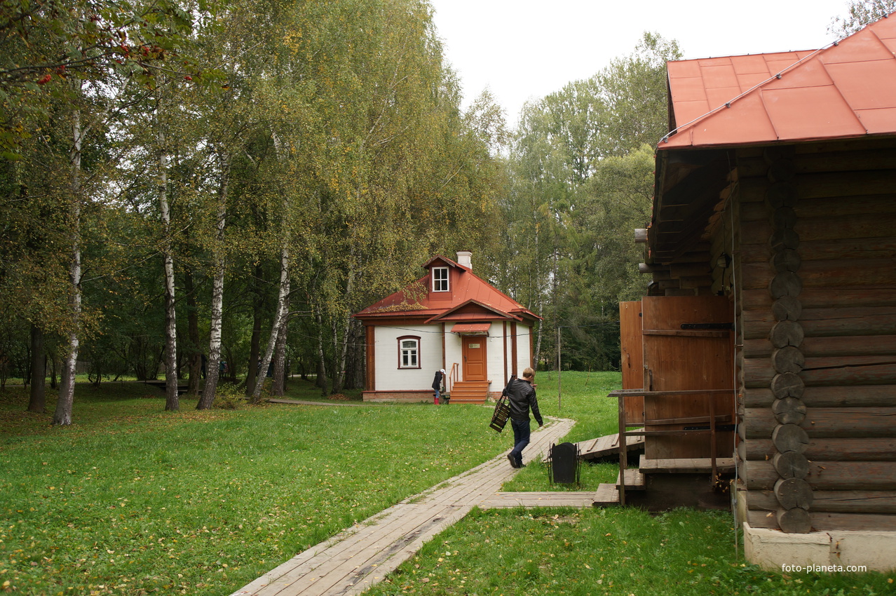 Театральный двор