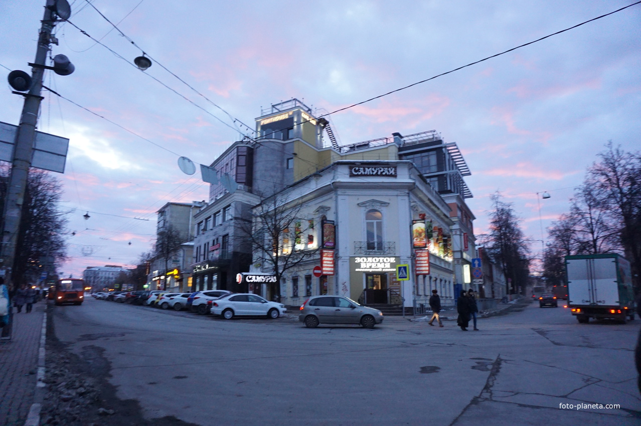 На улице Большая Покровская.